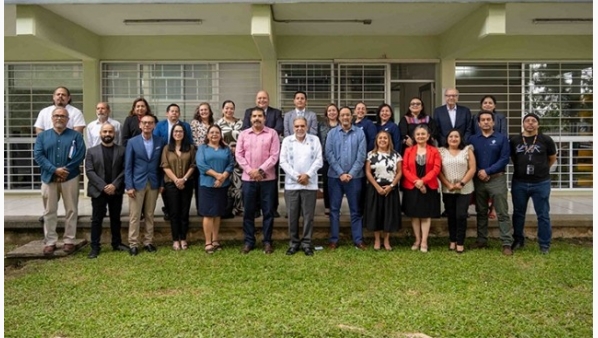 010926nuriareuniondirectivoshumanidadesxalapa2.jpg