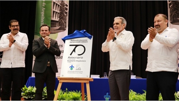 01102026nuriaplaca70anosarquitectura2.jpg