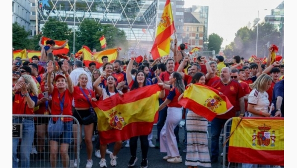 aficionadosdelaselecciondeespanaenmadrid.jpg