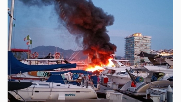 incendiodeembarcacionenmuellemarinavallarta.jpg