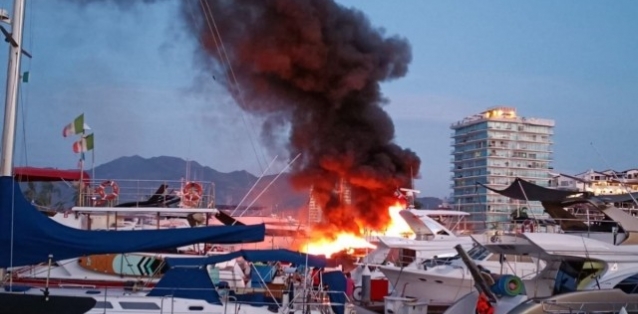 incendiodeembarcacionenmuellemarinavallarta.jpg
