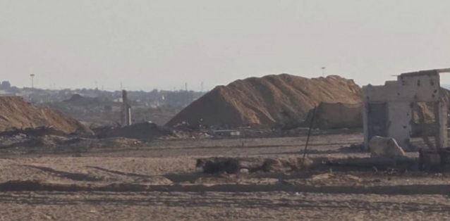 israelconstruyebarreradearenaaloanchodelafranjadegaza_1.jpg