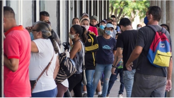 personashacenfilaparaentraralocalcomercialenmaracaibovenezuela.jpg