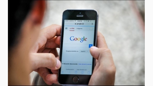 rs2332225_a_man_uses_his_mobile_x19333343x_crop1557846056965.jpg_1970638775.jpg