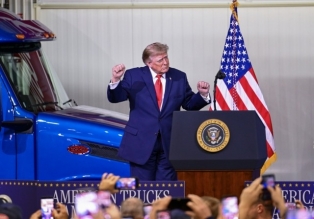 trumptiraunvasodeaguaparacompararahorrodecombustibleconelpetroleovenezolano.jpg